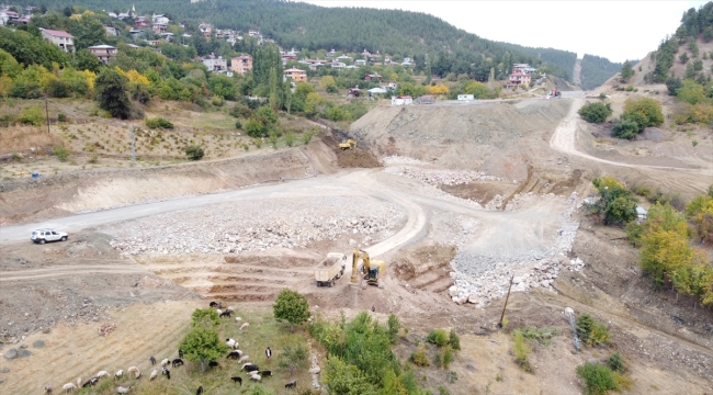 Adana'da göçük nedeniyle ulaşıma kapanan yolu açma çalışmaları sürüyor 