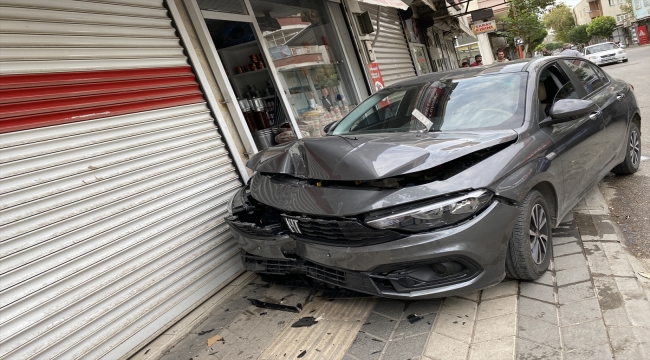 Adıyaman'da otomobilin çarptığı aydınlatma direği yoldan geçen kadının üzerine devrildi