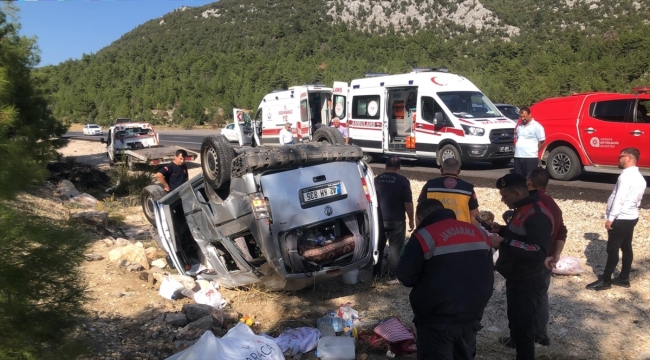 Antalya'da iki aracın karıştığı kazada 3 kişi yaralandı