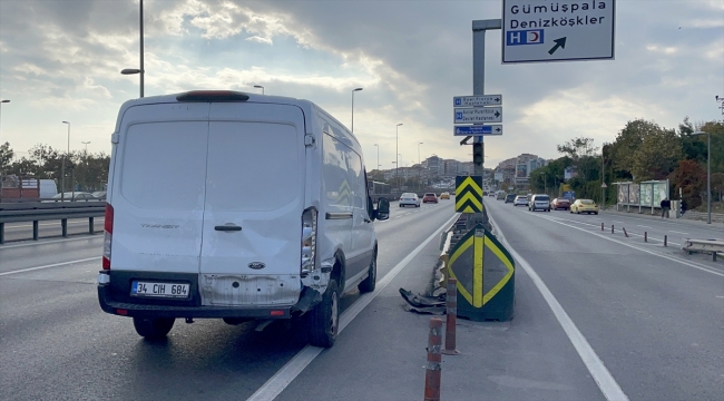 Avcılar'da otomobil minibüse çarparak ters döndü, 1 kişi yaralandı