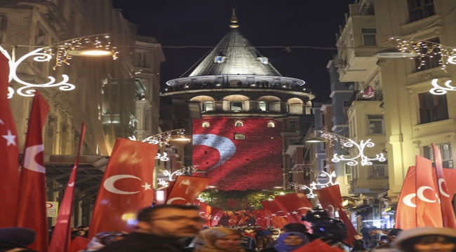 Beyoğlu'nda Cumhuriyet'in 99. yılı "Fener Alayı Yürüyüşü"yle kutlandı