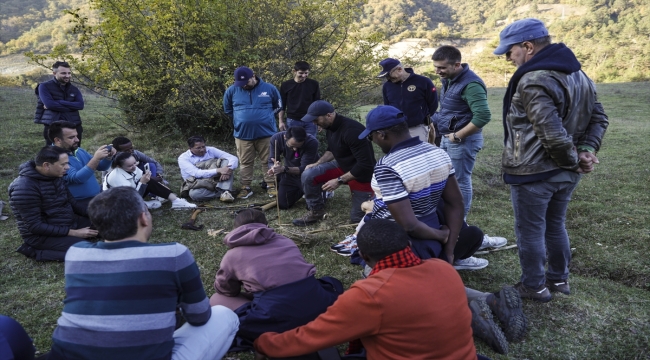 Bolu'da yabancı gazetecilere doğada hayatta kalma eğitimi verildi 