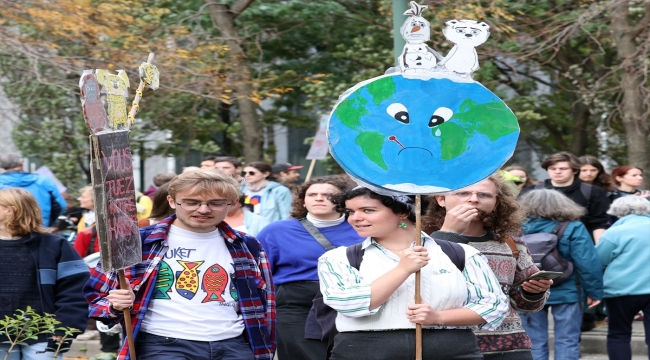 Brüksel'de binlerce kişi COP27 öncesinde "iklim değişikliği" için yürüdü