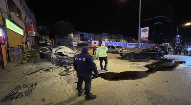 Bursa'da otomobilin çarptığı park halindeki aracın sürücüsü yaralandı