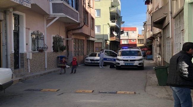 Polisten kaçarken balkondan aracın üzerine atlayan şüpheli yaralandı