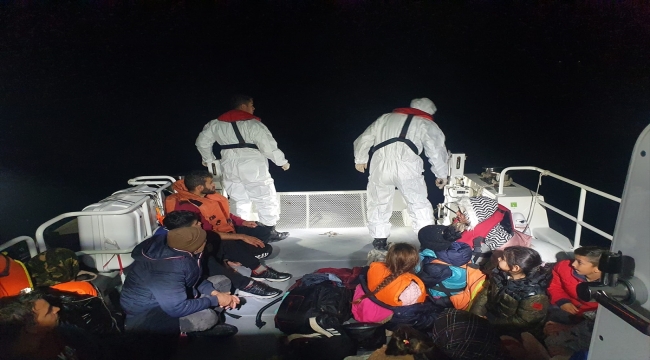 Çanakkale'de Türk kara sularına itilen 20 düzensiz göçmen kurtarıldı