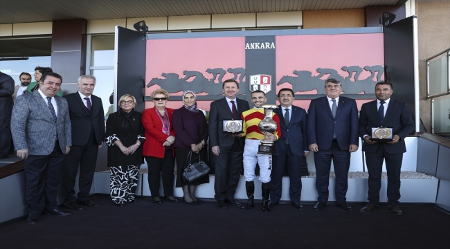 Cumhuriyet Koşusu ve Cumhurbaşkanlığı Koşusu'nun ödül törenleri yapıldı