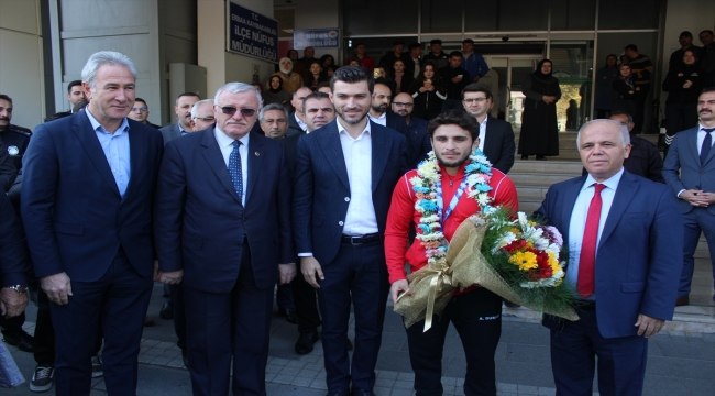 Dünya ikincisi milli güreşçi Ahmet Duman, memleketi Tokat'ta coşkuyla karşılandı