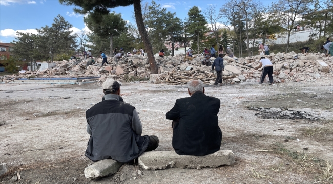 Edirne'de "riskli bina" olarak belirlenen okul binasının yıkımı tamamlandı 