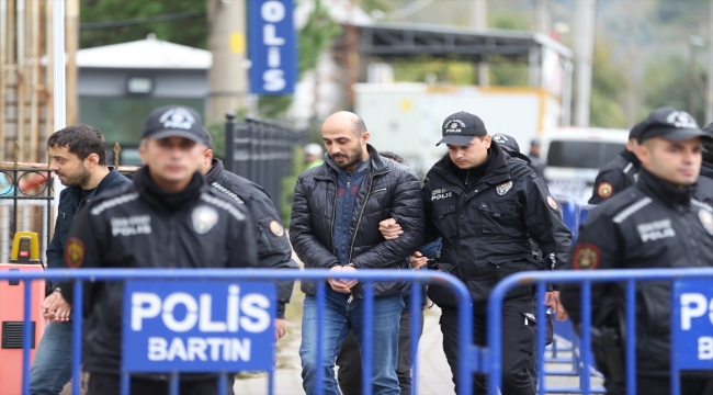 Amasra'da maden ocağındaki patlamaya ilişkin gözaltına alınan şüphelilerin adliyeye sevki sürüyor