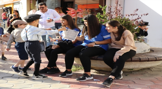 Hatay'da anaokulu öğrencileri Cumhuriyetin ilanını duyuran gazete dağıttı