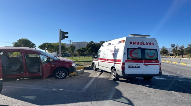 Isparta'da ambulans ile otomobilin çarpıştığı kazada bir kişi öldü, 6 kişi yaralandı