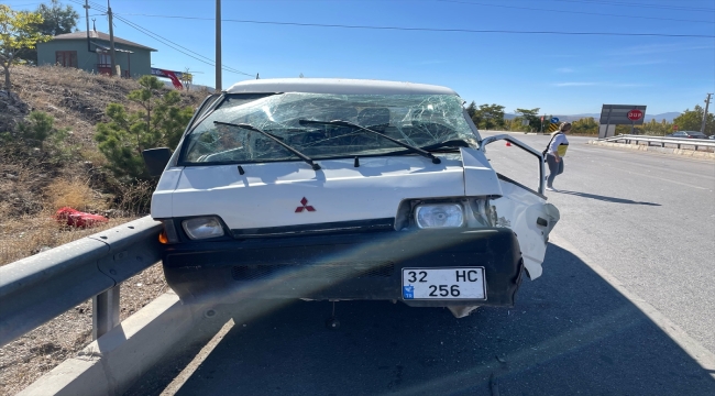 Isparta'da yolcu otobüsü ile minibüsün çarpıştığı kazada 2 kişi yaralandı