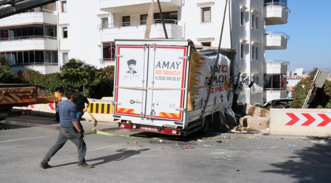 İzmir'de kamyonun sürükleyip site bahçesine düşürdüğü otomobilin sürücüsü öldü