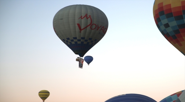 Kapadokya'da balonlar Türk bayrakları ve Atatürk posterleriyle uçtu