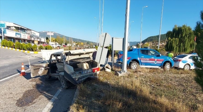 Karabük'te kamyonetle otomobilin çarpıştığı kazada 3 kişi yaralandı