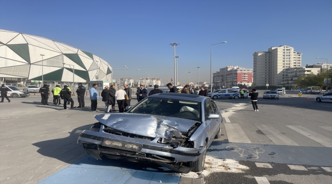 Konya'da öğrenci servisi ile otomobilin çarpıştığı kazada 17 kişi yaralandı