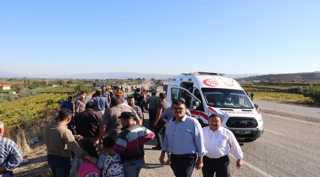 Manisa'da öğrenci servisinin devrilmesi sonucu 11 kişi yaralandı