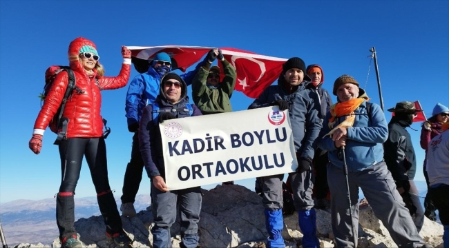 Öğretmenler, Cumhuriyet Bayramı'nı Davraz Dağı'nın zirvesinde kutladı