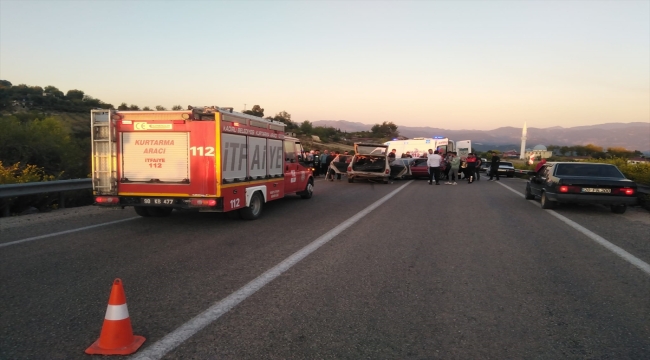 Osmaniye'de iki otomobilin çarpışması sonucu 5 kişi yaralandı 