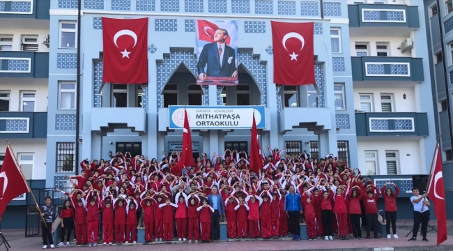 Sakarya'da 333 kişilik öğrenci korosu Cumhuriyet Bayramı'nı kutladı