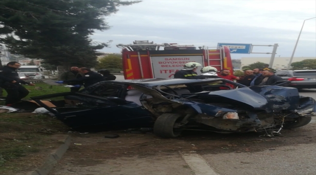 Samsun'da ağaca çarpan otomobilin sürücüsü öldü, 2 kişi yaralandı