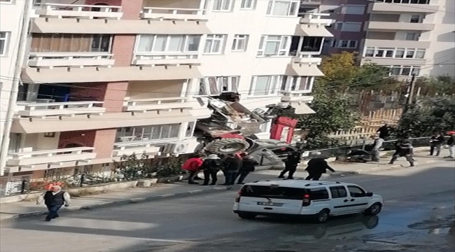 Yalova'da iş makinesinin çarptığı binada hasar oluştu