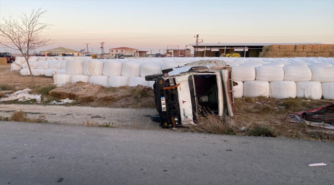 Aksaray'da devrilen kamyonun sürücüsü öldü, 1 kişi yaralandı