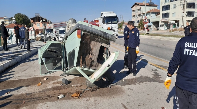 Amasya'da hafif ticari araçla otomobilin çarpıştığı kazada 3 kişi yaralandı