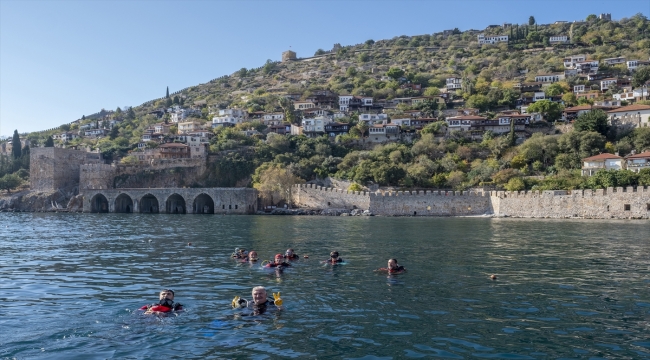 Antalya'da dip temizliğinde denizden 38 kilogram atık çıkarıldı