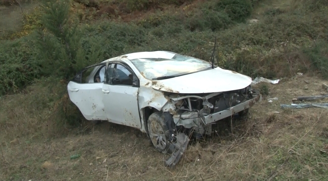 Arnavutköy'de şarampole yuvarlanan otomobildeki 2 kişi yaralandı