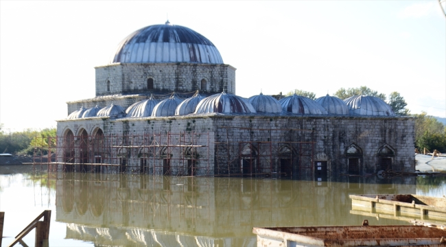 Arnavutluk'ta Türkiye'nin desteğiyle restore edilen Kurşunlu Camisi sular altında