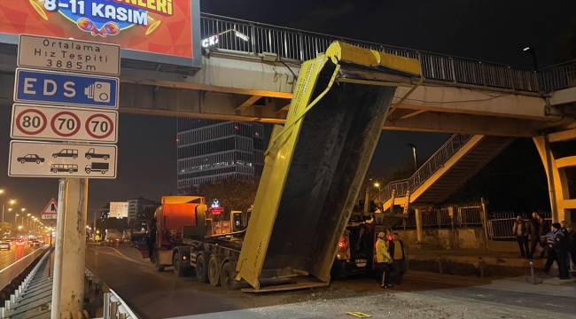 Ataşehir'de hafriyat kamyonunun açılan damperi üst geçide çarptı 