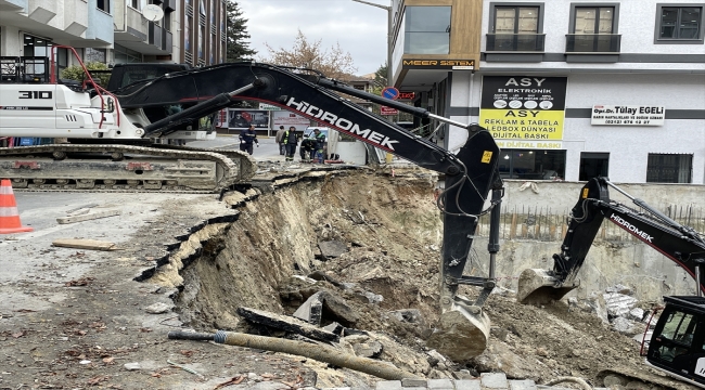 Avcılar'da bir inşaatın temeli kazılırken bitişikteki kaldırım ve yol kısmen çöktü