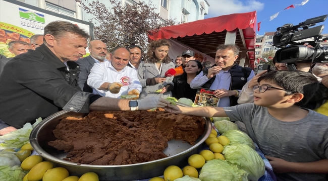 Bahçelievler'deki festivalde 5 ton çiğ köfte dağıtıldı