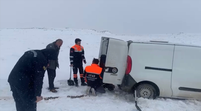 Bayburt'ta kar nedeniyle yolda mahsur kalan araçtaki kişi kurtarıldı