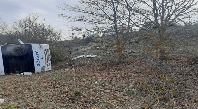 Bilecik'te tarlaya devrilen midibüsteki 8 kişi yaralandı