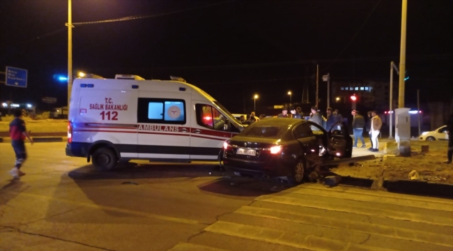 Bitlis'te ambulans ile otomobilin çarpışması sonucu 5 kişi yaralandı