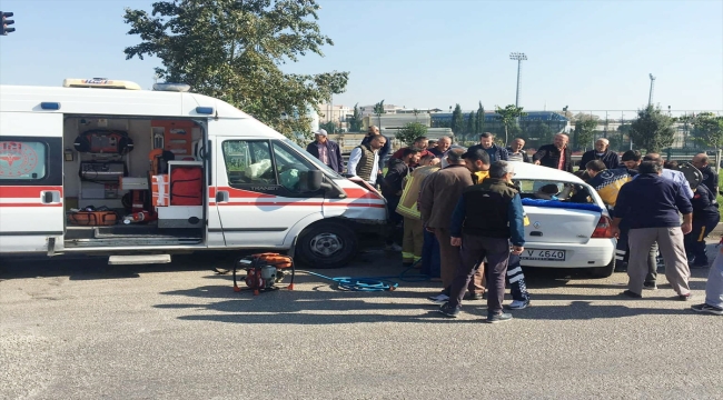 Bursa'da ambulans ile çarpışan otomobilin sürücüsü yaralandı, annesi öldü