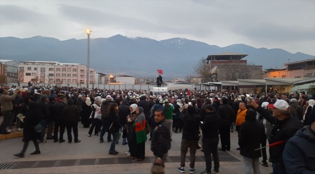 Bursa'da bir tekstil fabrikasında çalışan işçiler greve gitti