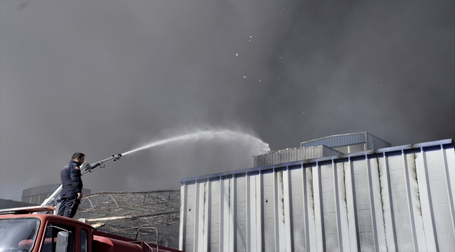 Bursa'da yanan tekstil fabrikasından çıkan duman kenti kapladı