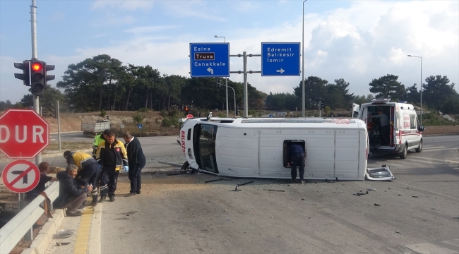 Çanakkale'de minibüs ile otomobilin çarpıştığı kazada 6 kişi yaralandı