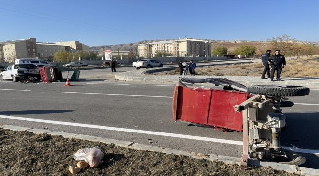 Çankırı'da otomobil ile triportörün çarpışması sonucu 3 kişi yaralandı