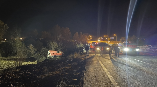 Çankırı'da tırın minibüse çarpıp çaya devrilmesi sonucu 1 kişi öldü, 5 kişi yaralandı