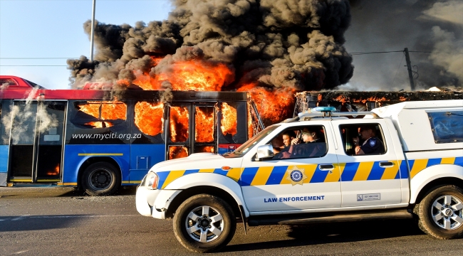 Cape Town'da greve giden dolmuşçular 3 otobüsü ateşe verdi