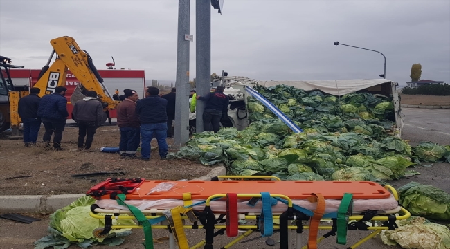 Çorum'da kamyonet ile hafif ticari araç çarpıştı, 2 kişi yaralandı