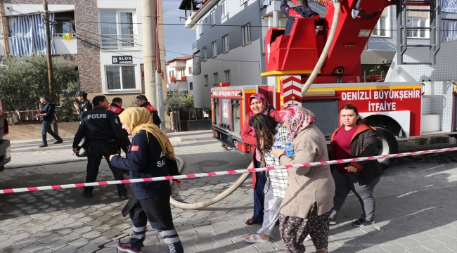 Denizli'de apartmanın çatı katında çıkan yangın söndürüldü