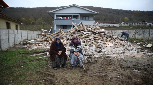 Depremde evi hasar gören 81 yaşındaki kadın yaşadıklarını anlattı