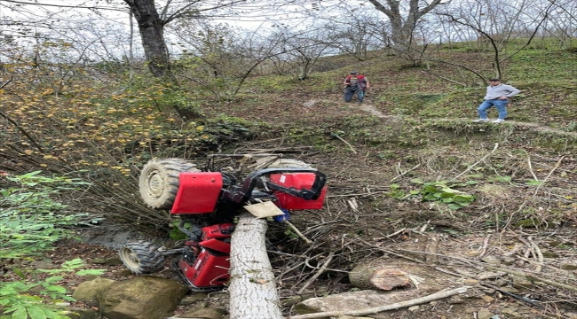 Düzce'de fındık bahçesinde devrilen traktörün sürücüsü ağır yaralandı