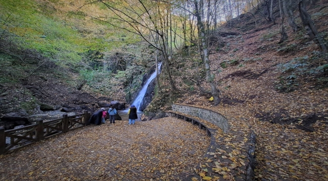 Düzce'deki Aydınpınar Şelalesi sonbaharda doğa ve fotoğraf tutkunlarını ağırlıyor